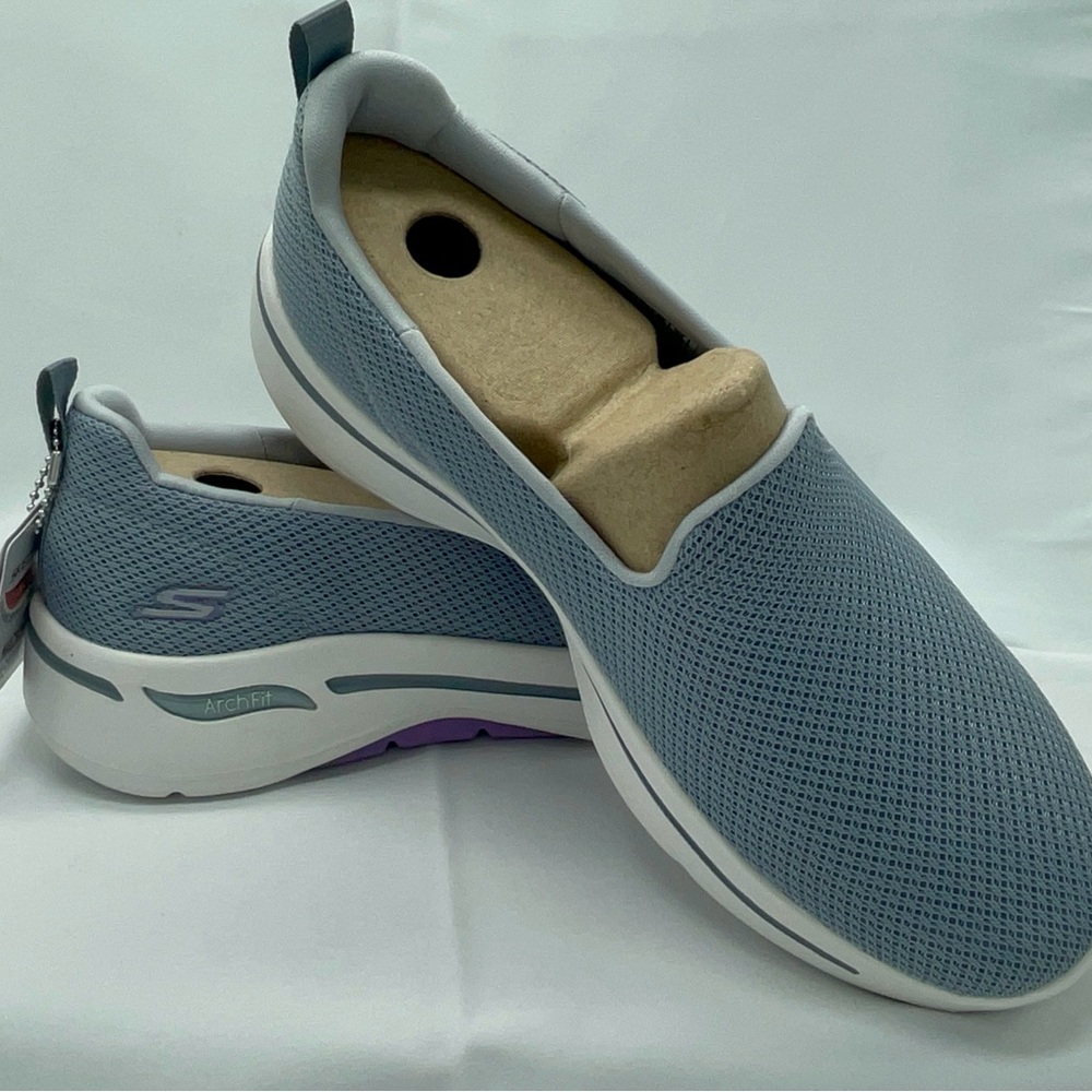 BNIB Grey SKECHERS arch fit “Grateful”